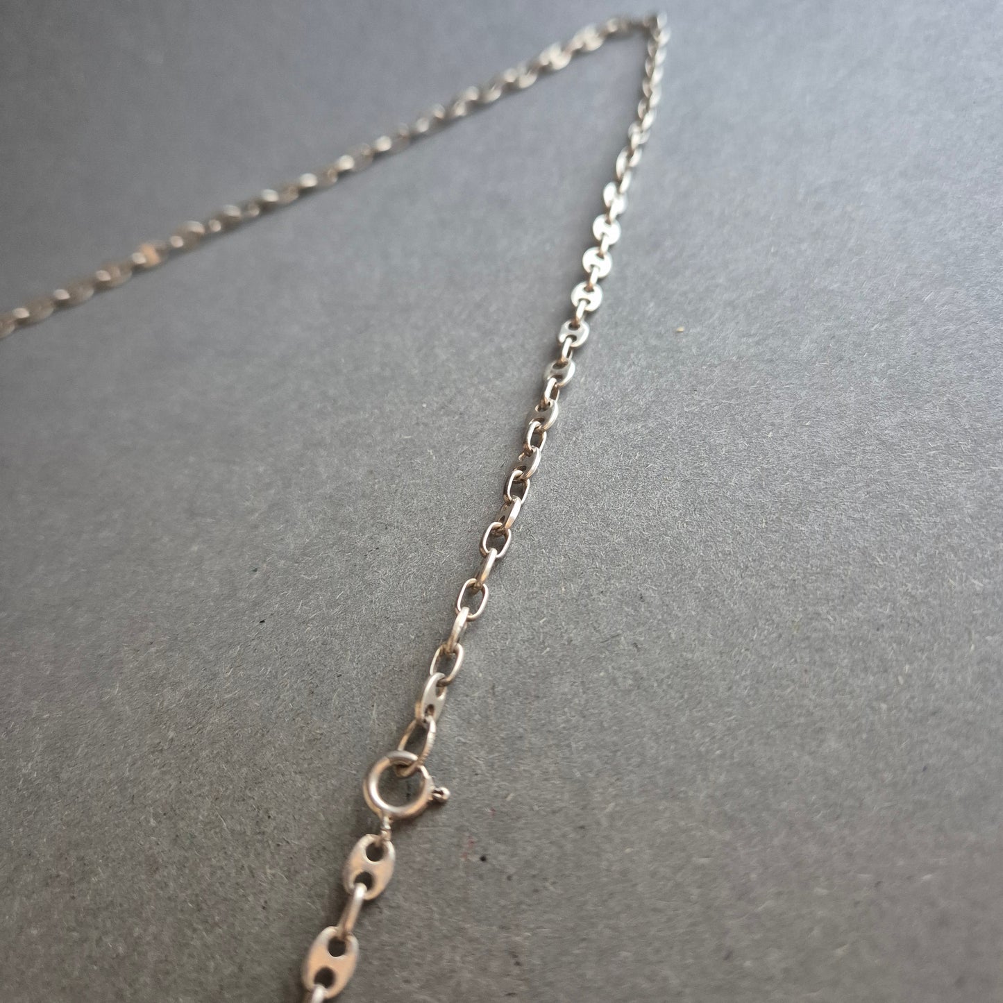 Silberfarbene Kette mit Herzanhänger im Vintage-Look