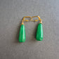Grüne Tropfenohrringe mit goldfarbenem Verschluss