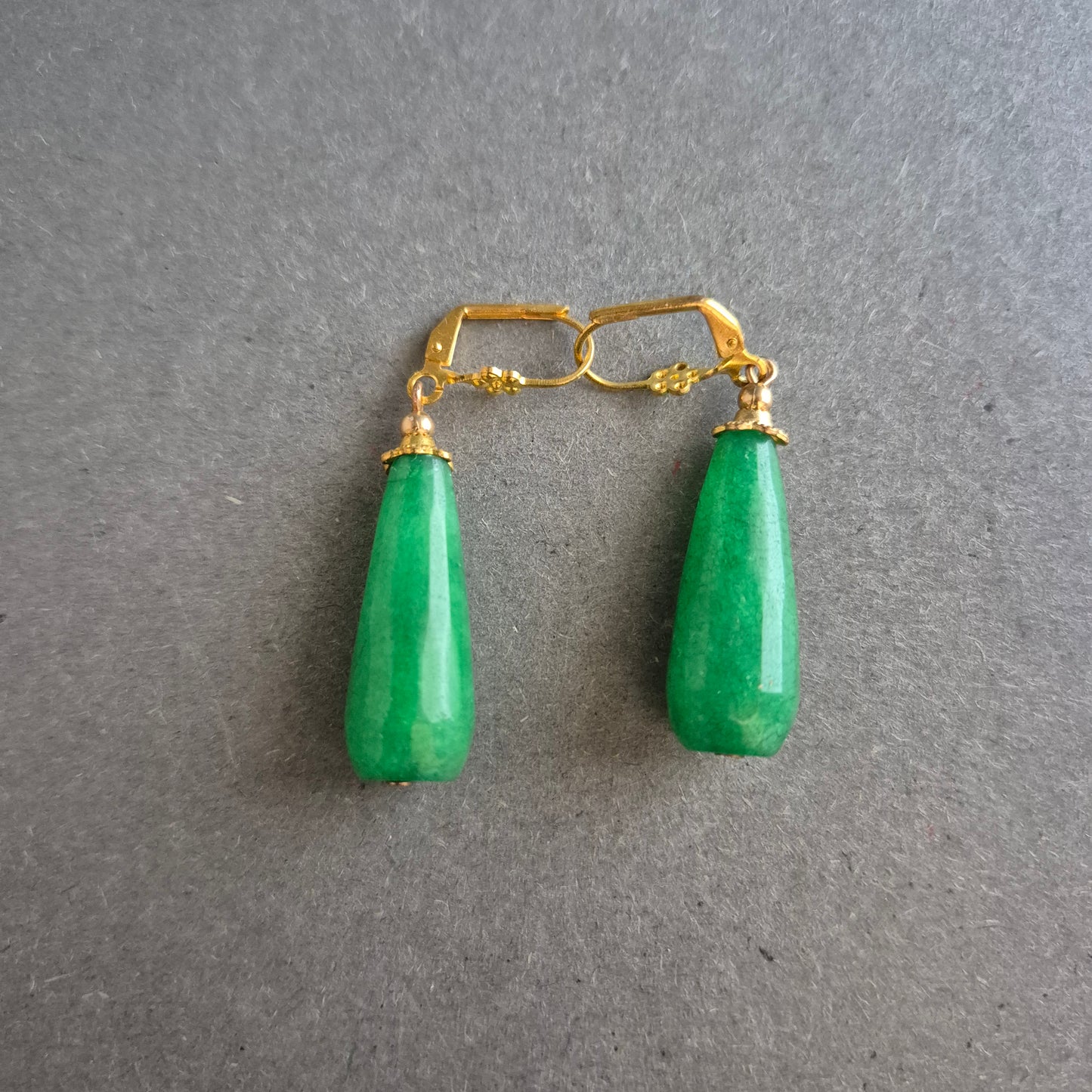 Grüne Tropfenohrringe mit goldfarbenem Verschluss