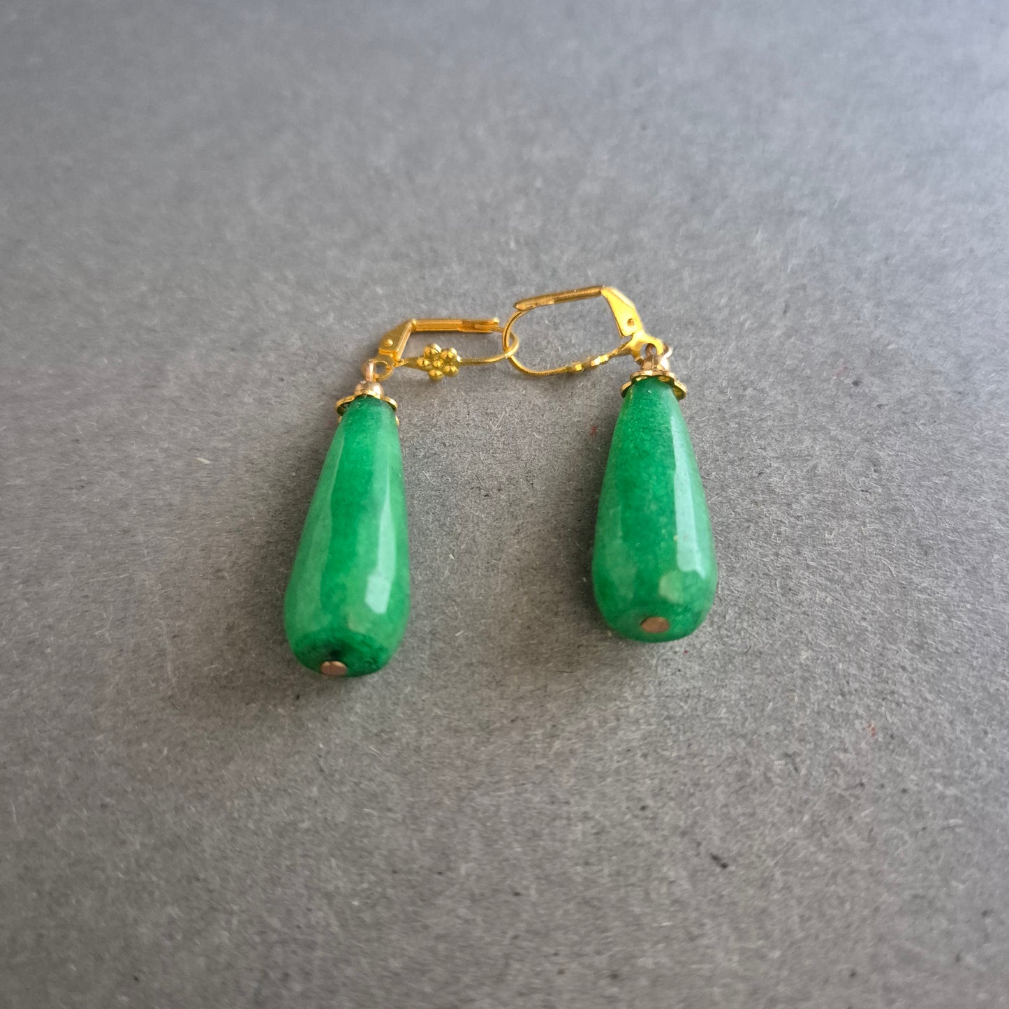 Grüne Tropfenohrringe mit goldfarbenem Verschluss