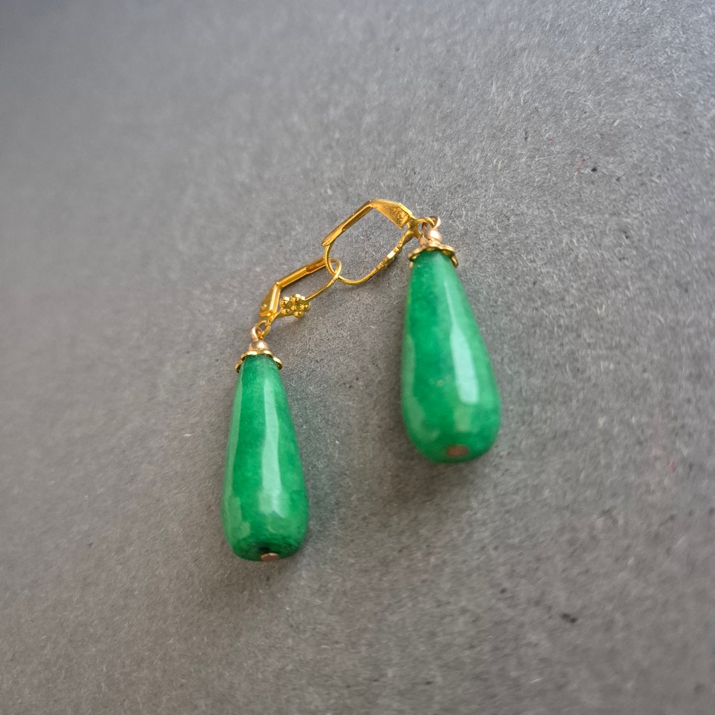 Grüne Tropfenohrringe mit goldfarbenem Verschluss