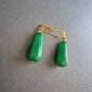 Grüne Tropfenohrringe mit goldfarbenem Verschluss