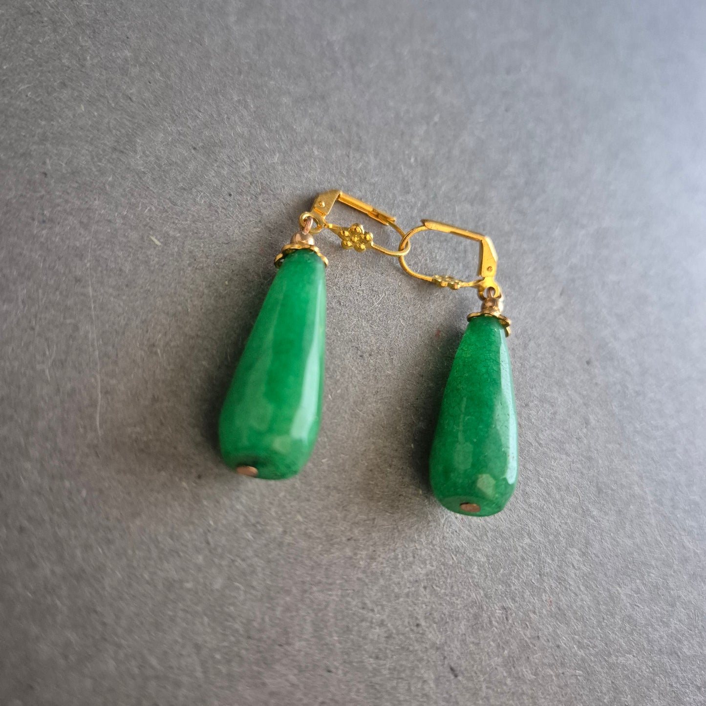 Grüne Tropfenohrringe mit goldfarbenem Verschluss