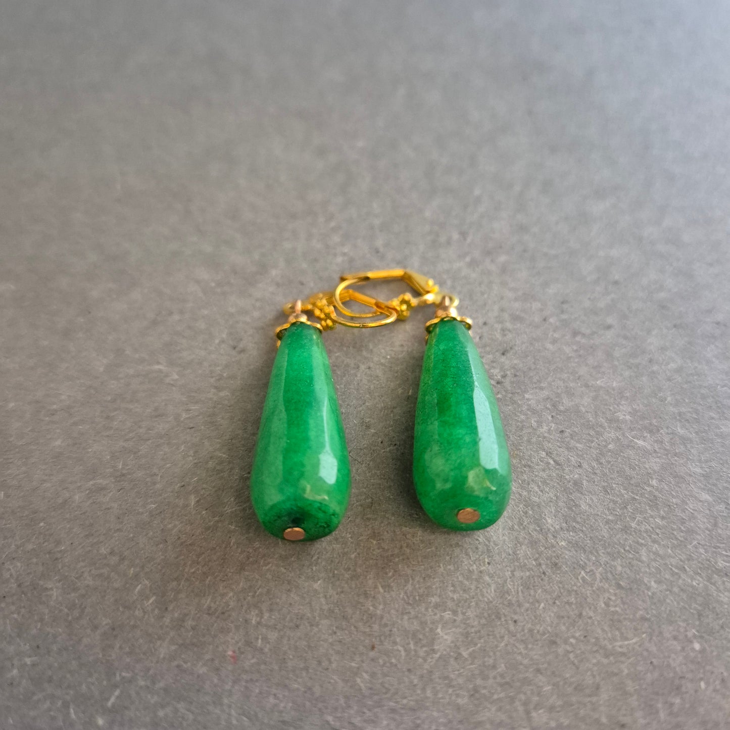 Grüne Tropfenohrringe mit goldfarbenem Verschluss