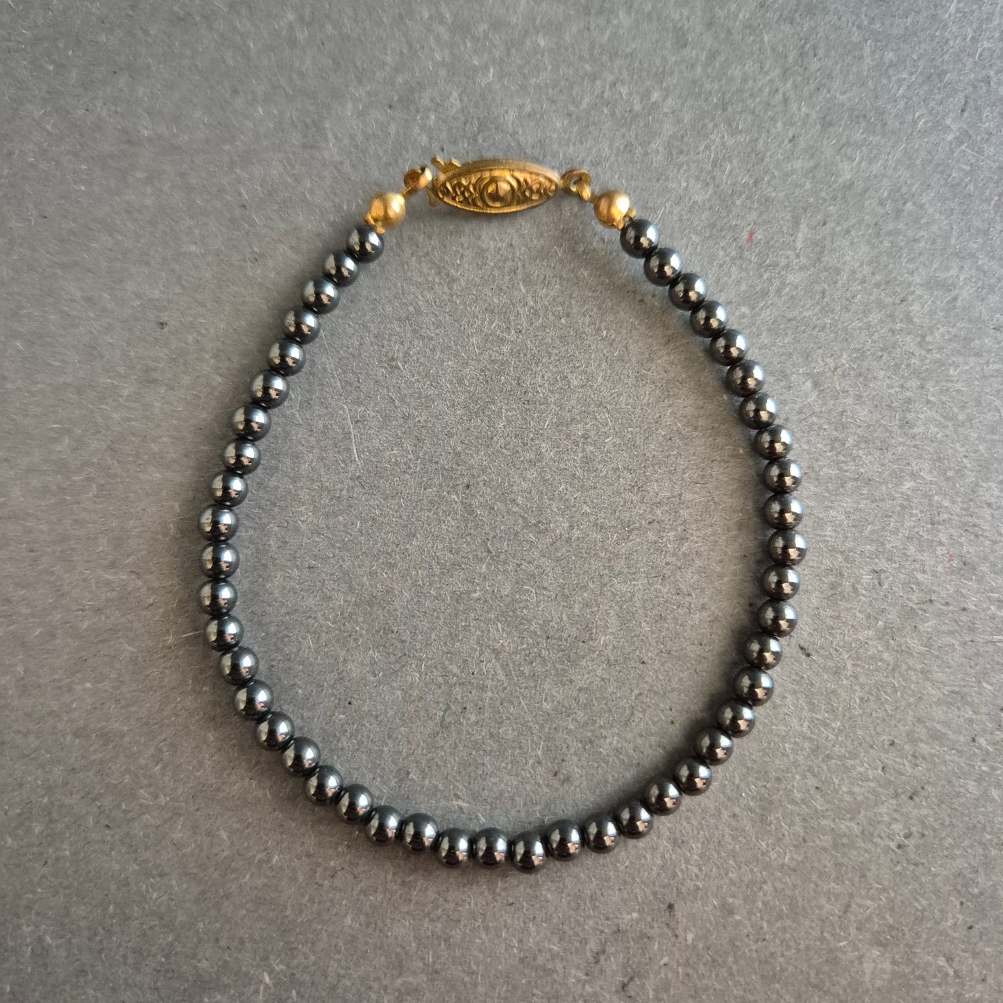 Hämatit-Armband mit vergoldetem Vintage-Verschluss