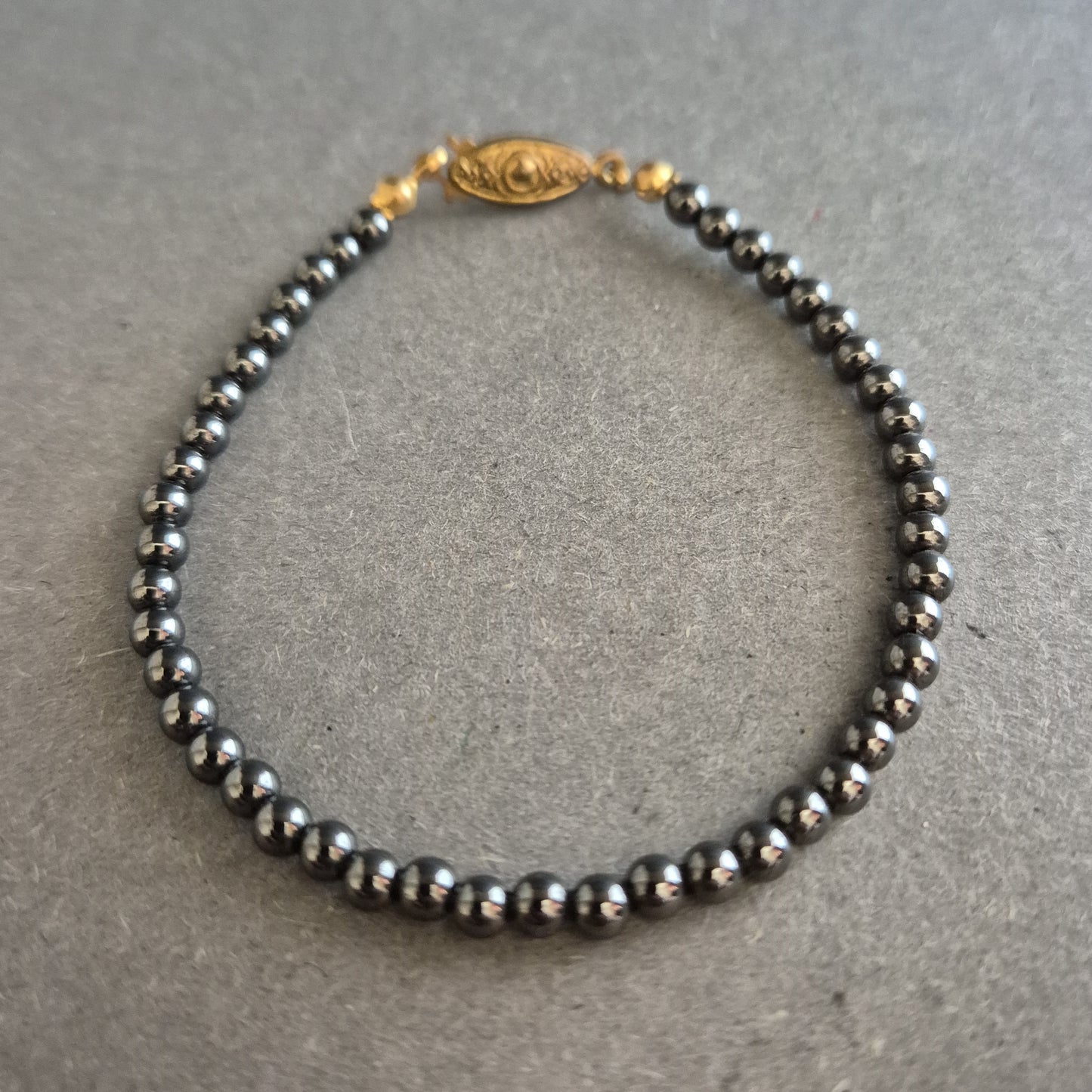 Hämatit-Armband mit vergoldetem Vintage-Verschluss