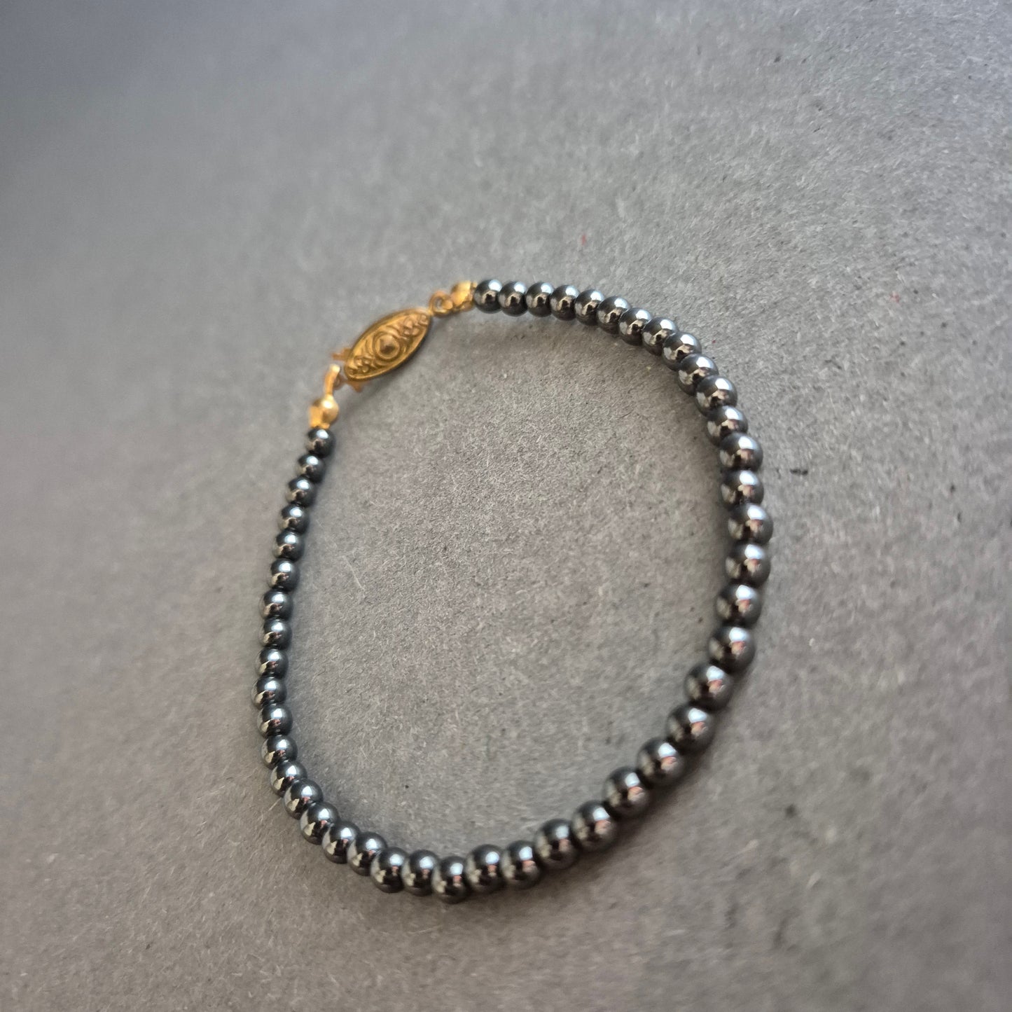 Hämatit-Armband mit vergoldetem Vintage-Verschluss