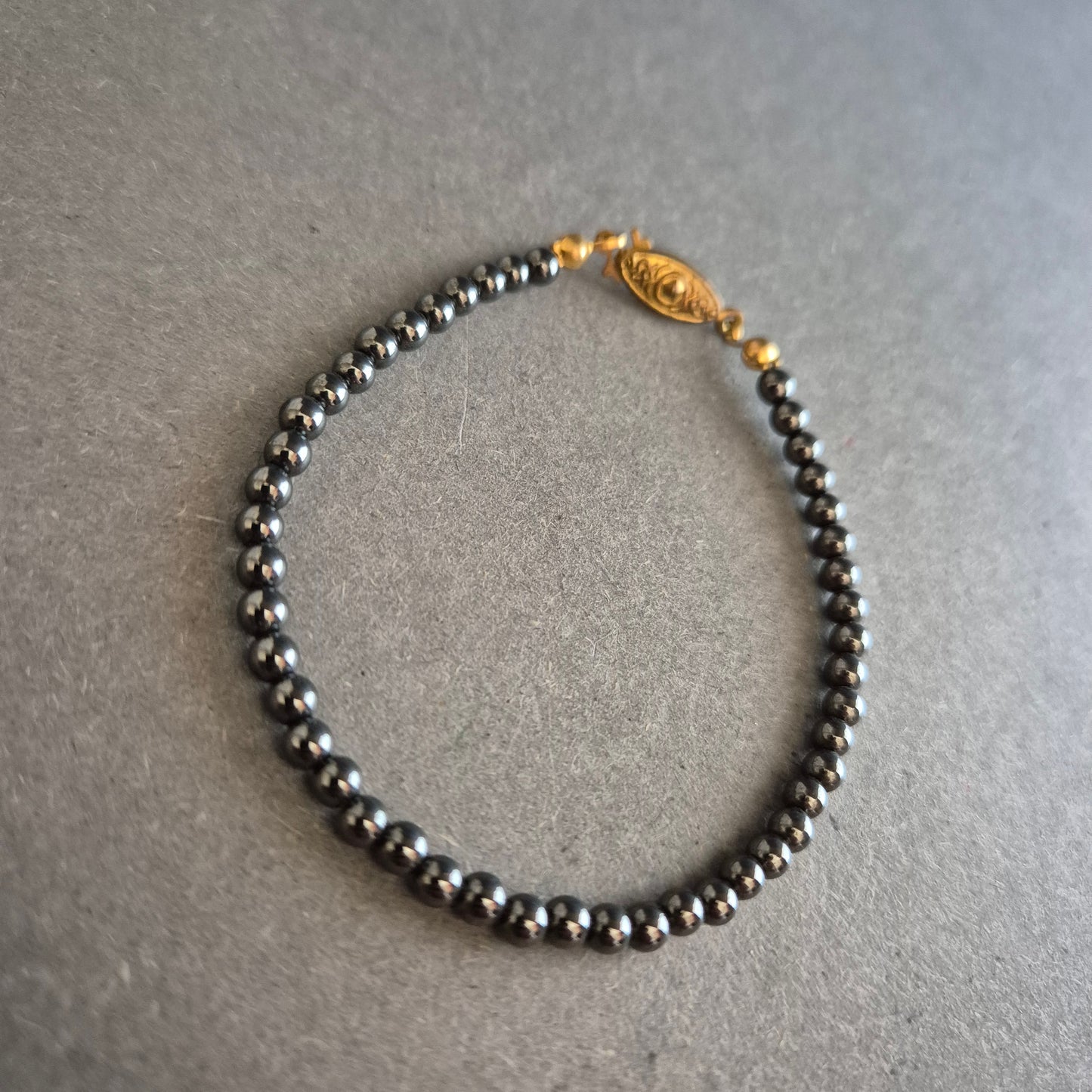 Hämatit-Armband mit vergoldetem Vintage-Verschluss