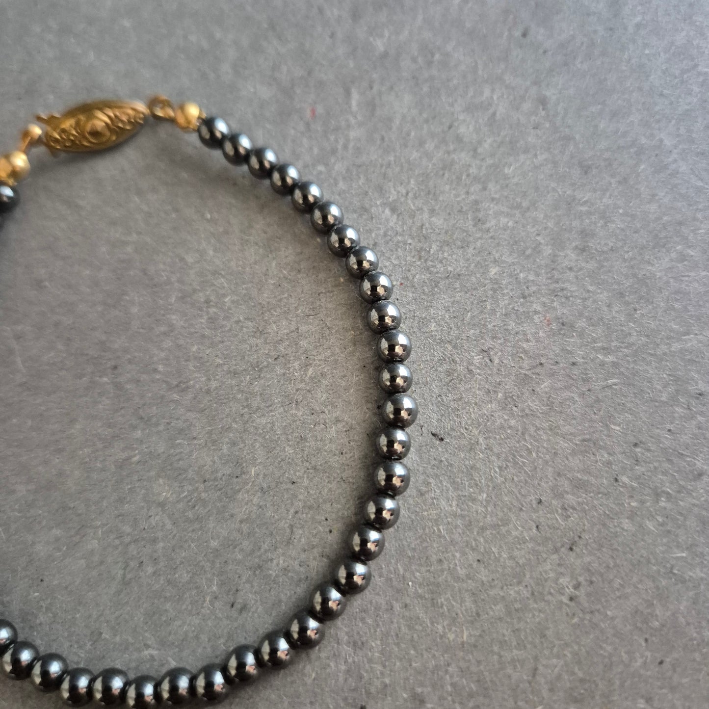 Hämatit-Armband mit vergoldetem Vintage-Verschluss