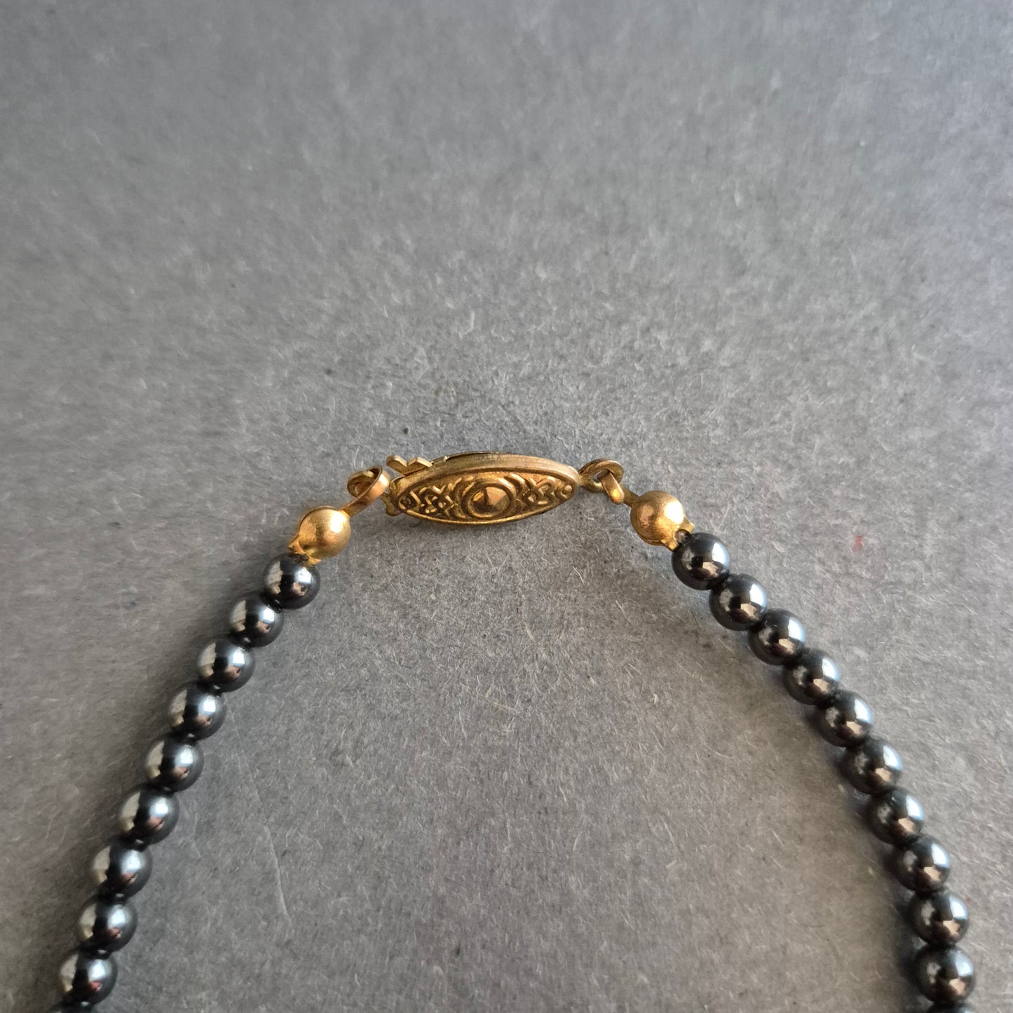 Hämatit-Armband mit vergoldetem Vintage-Verschluss