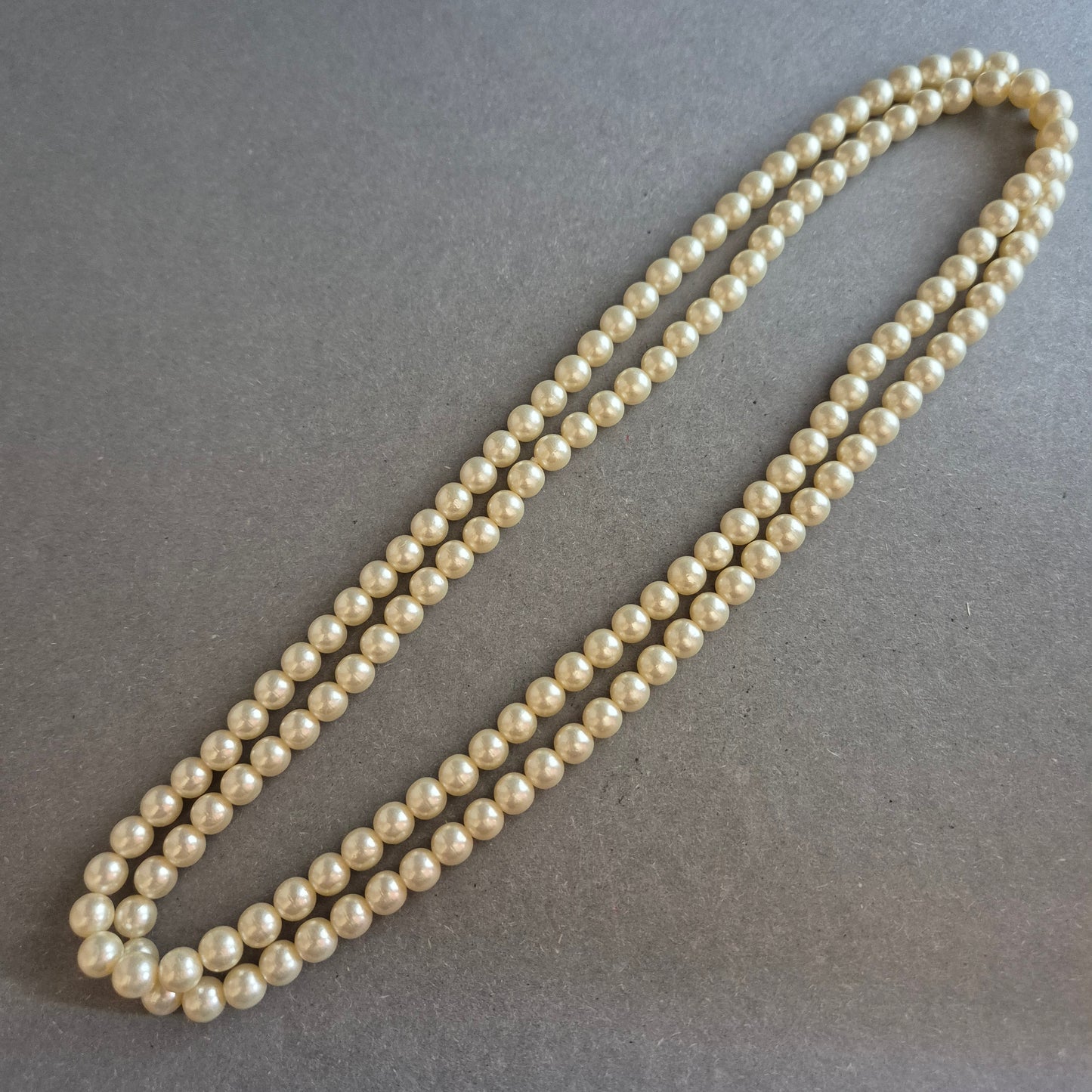 Klassische Perlenkette in zweireihigem Design