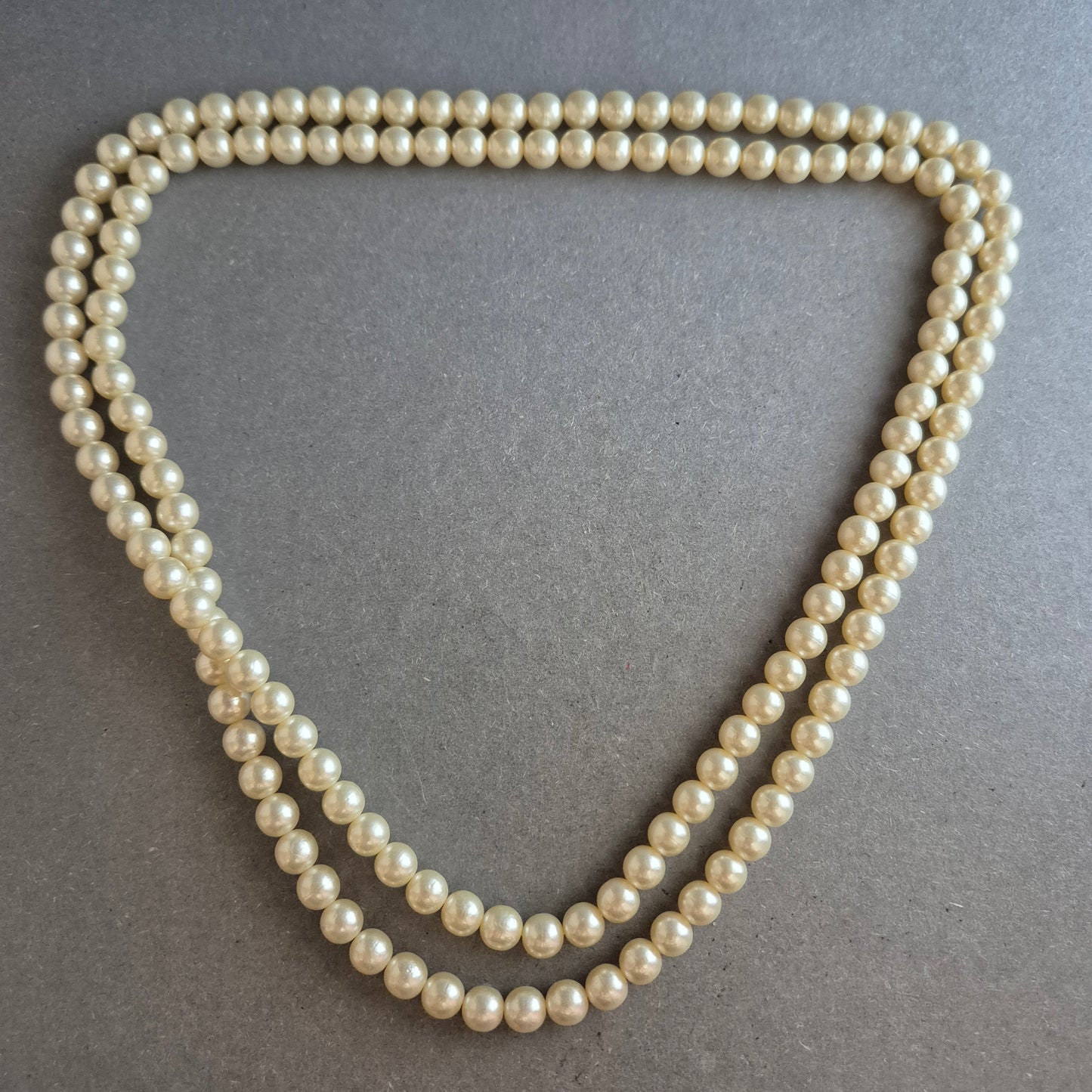 Klassische Perlenkette in zweireihigem Design