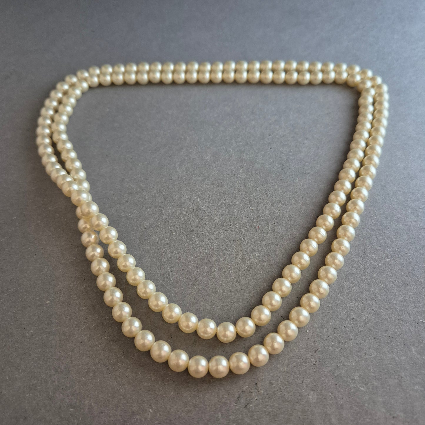 Klassische Perlenkette in zweireihigem Design