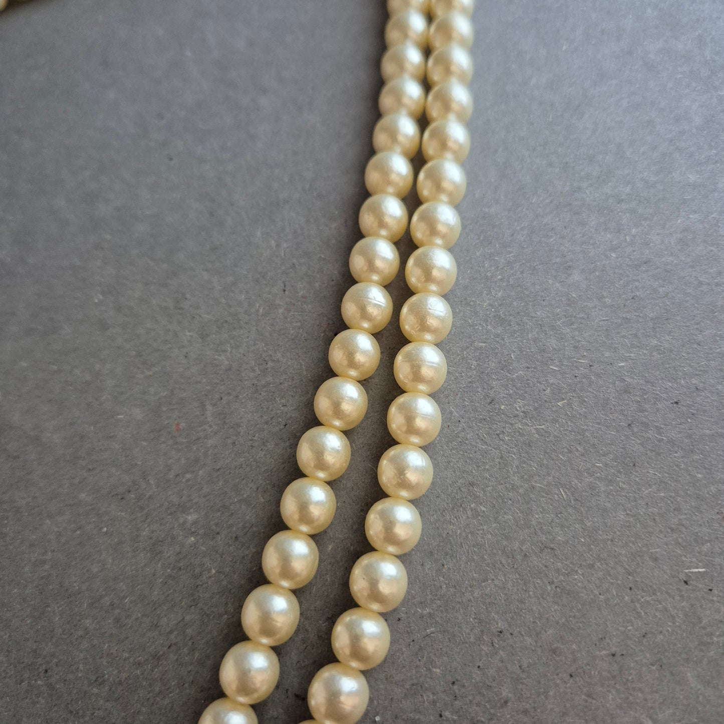 Klassische Perlenkette in zweireihigem Design