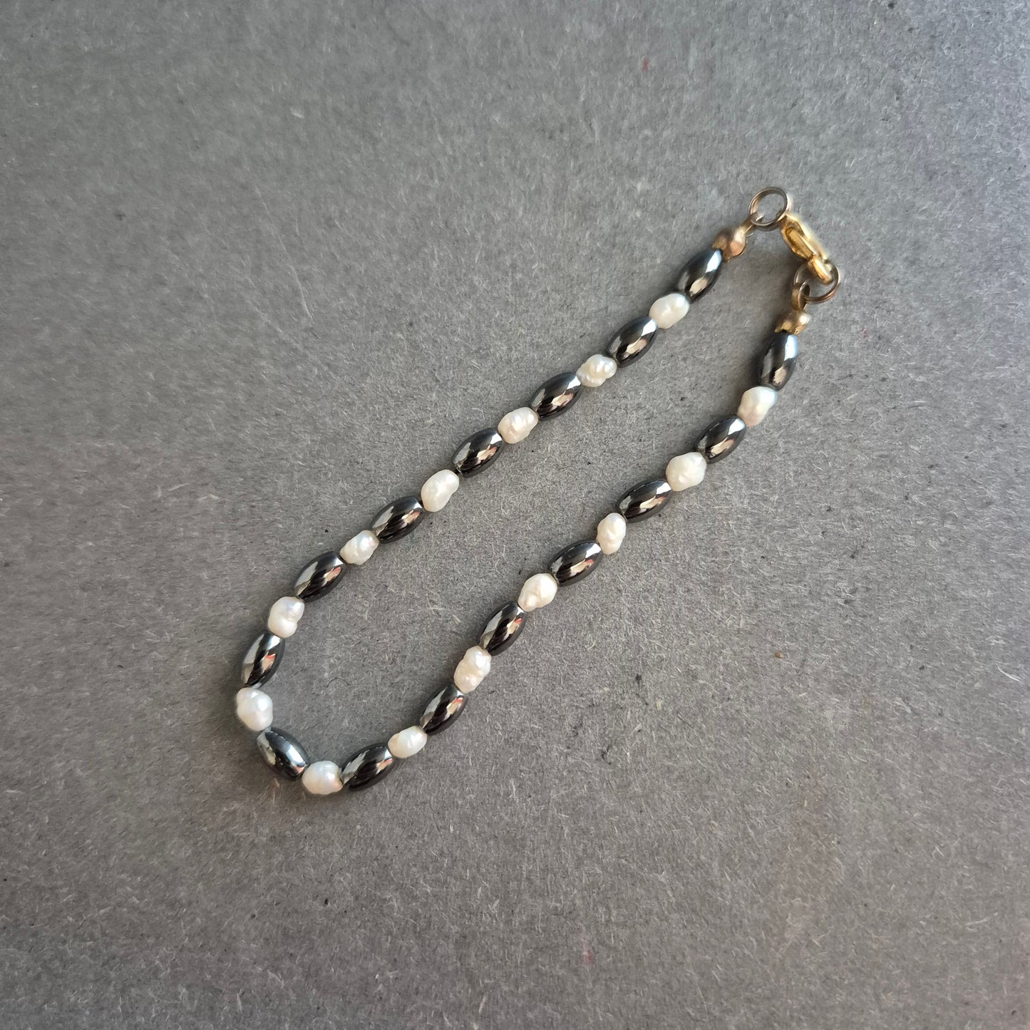 Elegantes Perlenarmband mit Hämatit – Zeitlose Harmonie in Schwarz und Weiß