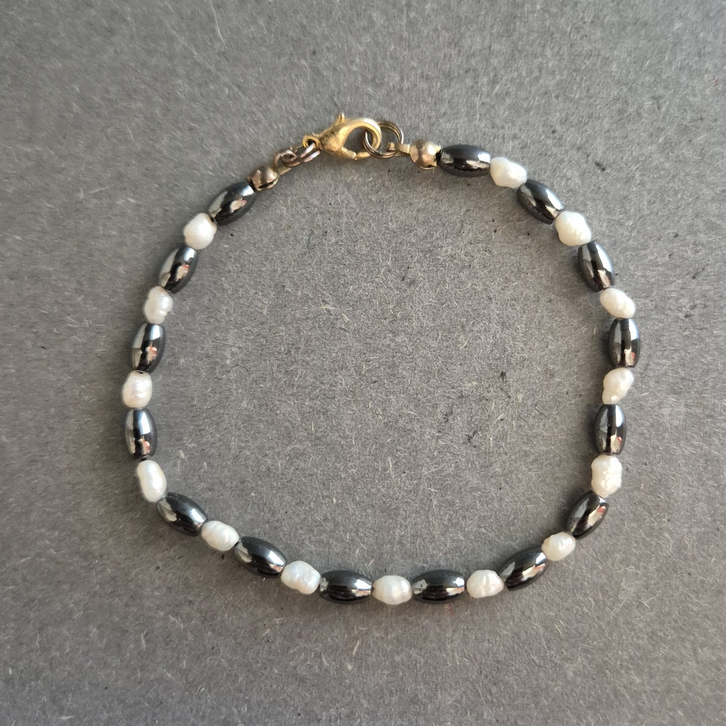 Elegantes Perlenarmband mit Hämatit – Zeitlose Harmonie in Schwarz und Weiß