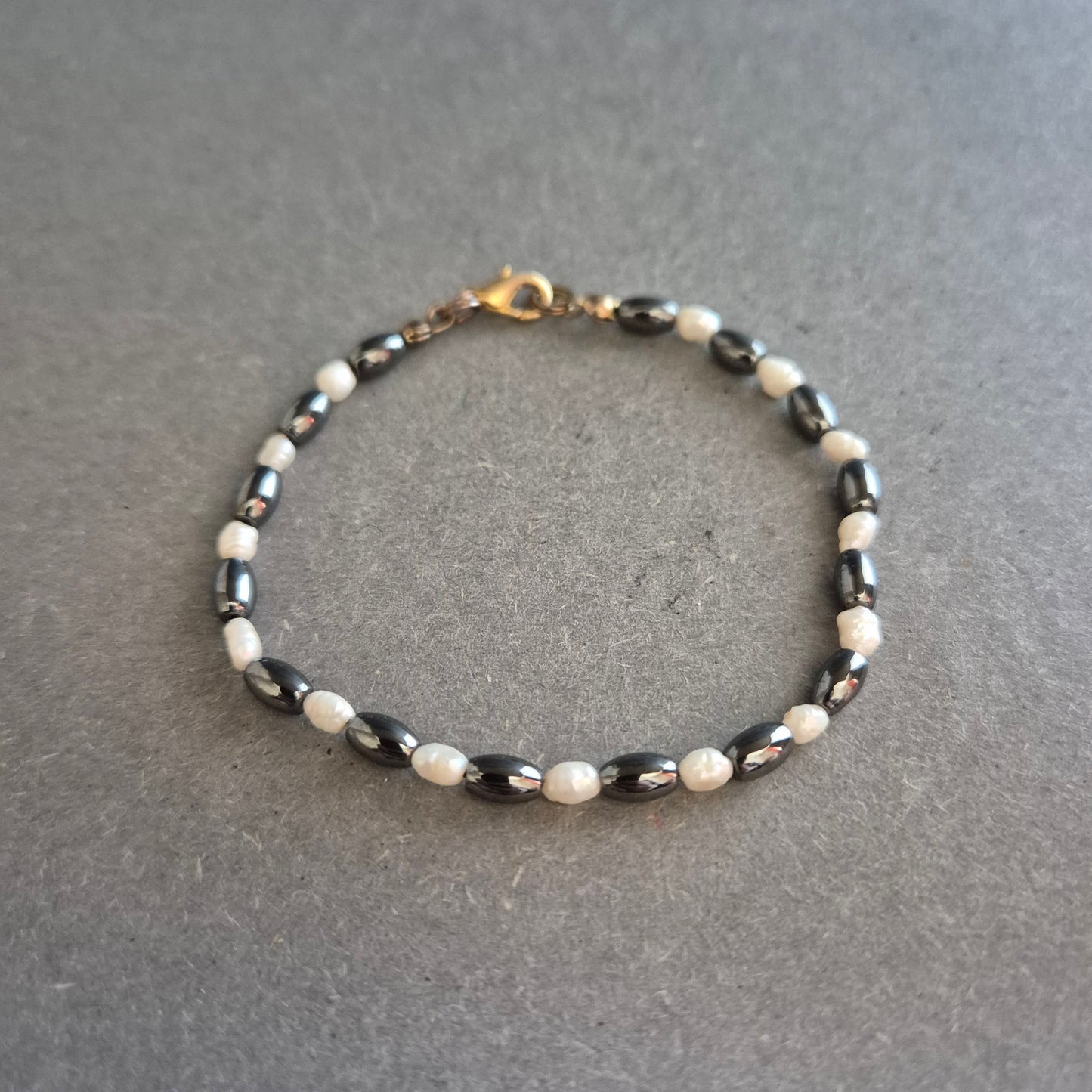 Elegantes Perlenarmband mit Hämatit – Zeitlose Harmonie in Schwarz und Weiß