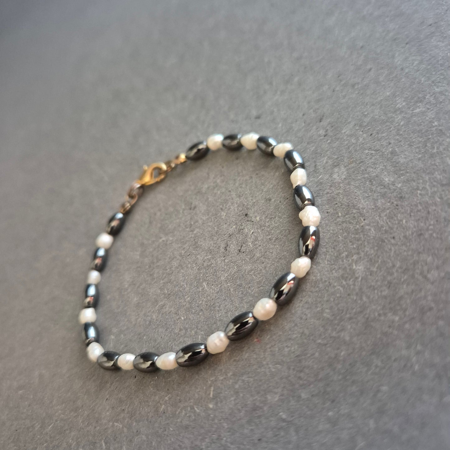 Elegantes Perlenarmband mit Hämatit – Zeitlose Harmonie in Schwarz und Weiß