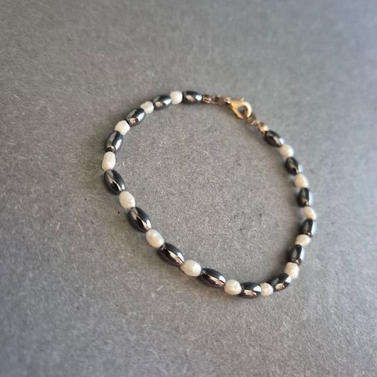 Elegantes Perlenarmband mit Hämatit – Zeitlose Harmonie in Schwarz und Weiß
