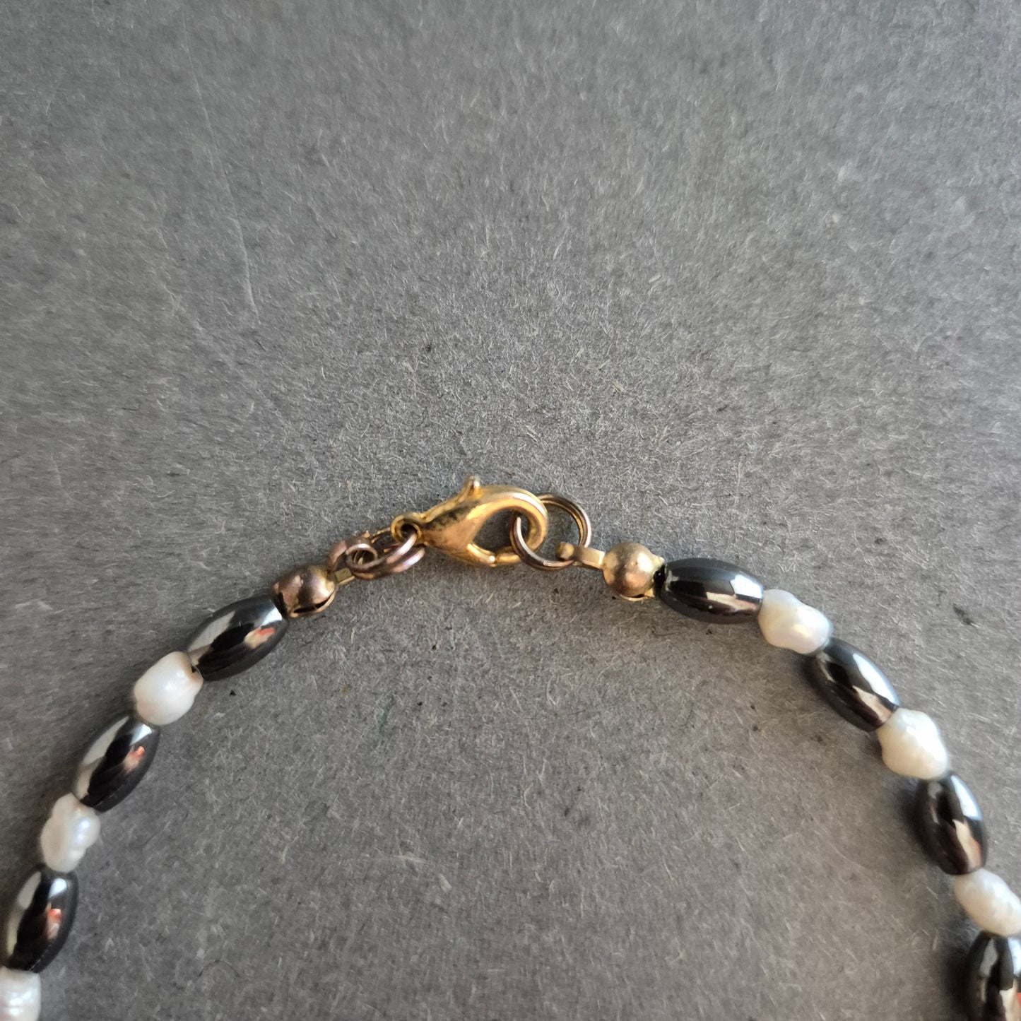 Elegantes Perlenarmband mit Hämatit – Zeitlose Harmonie in Schwarz und Weiß