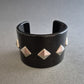Schwarzes Statement-Armband mit Nieten – Rockiger Look in Kunststoff