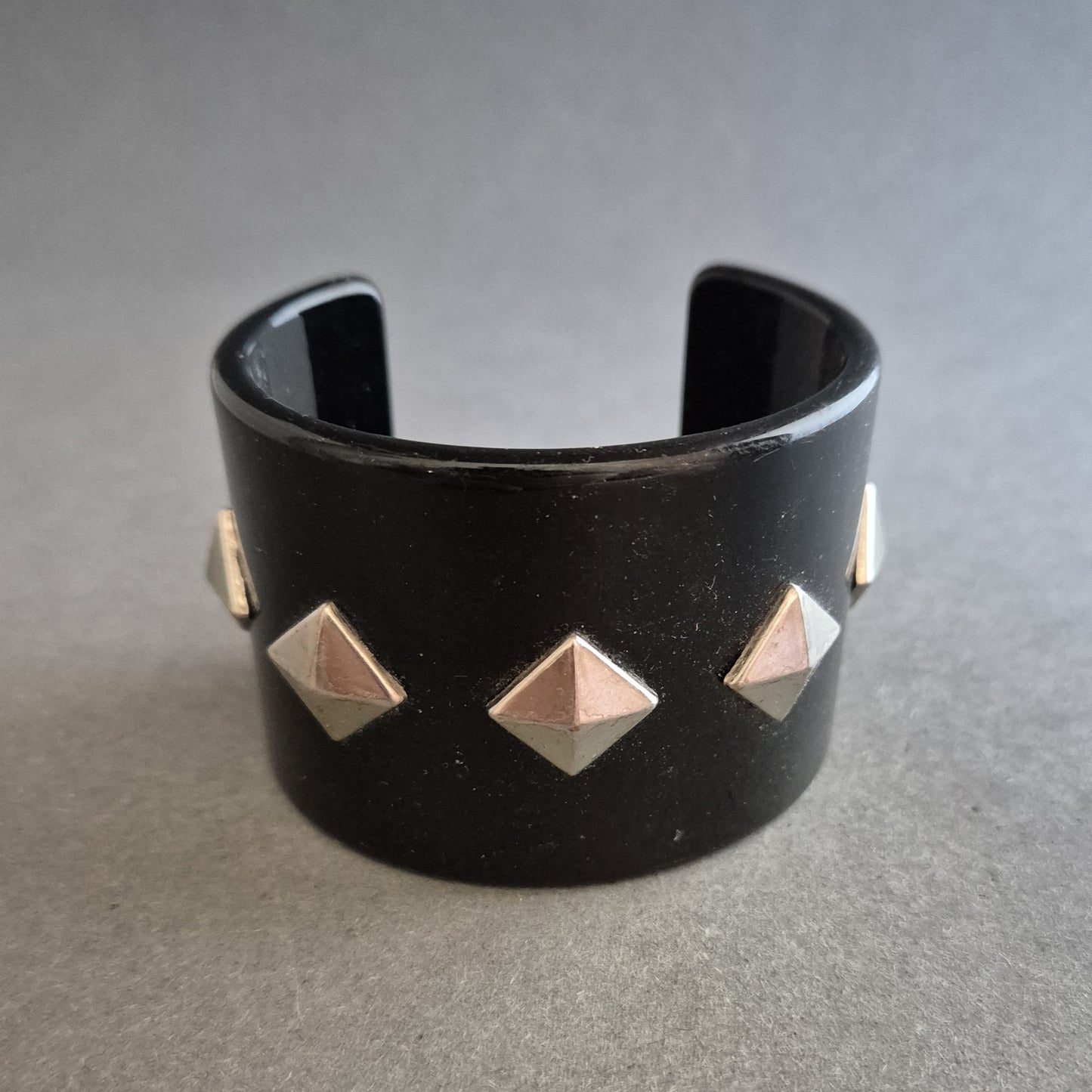 Schwarzes Statement-Armband mit Nieten – Rockiger Look in Kunststoff