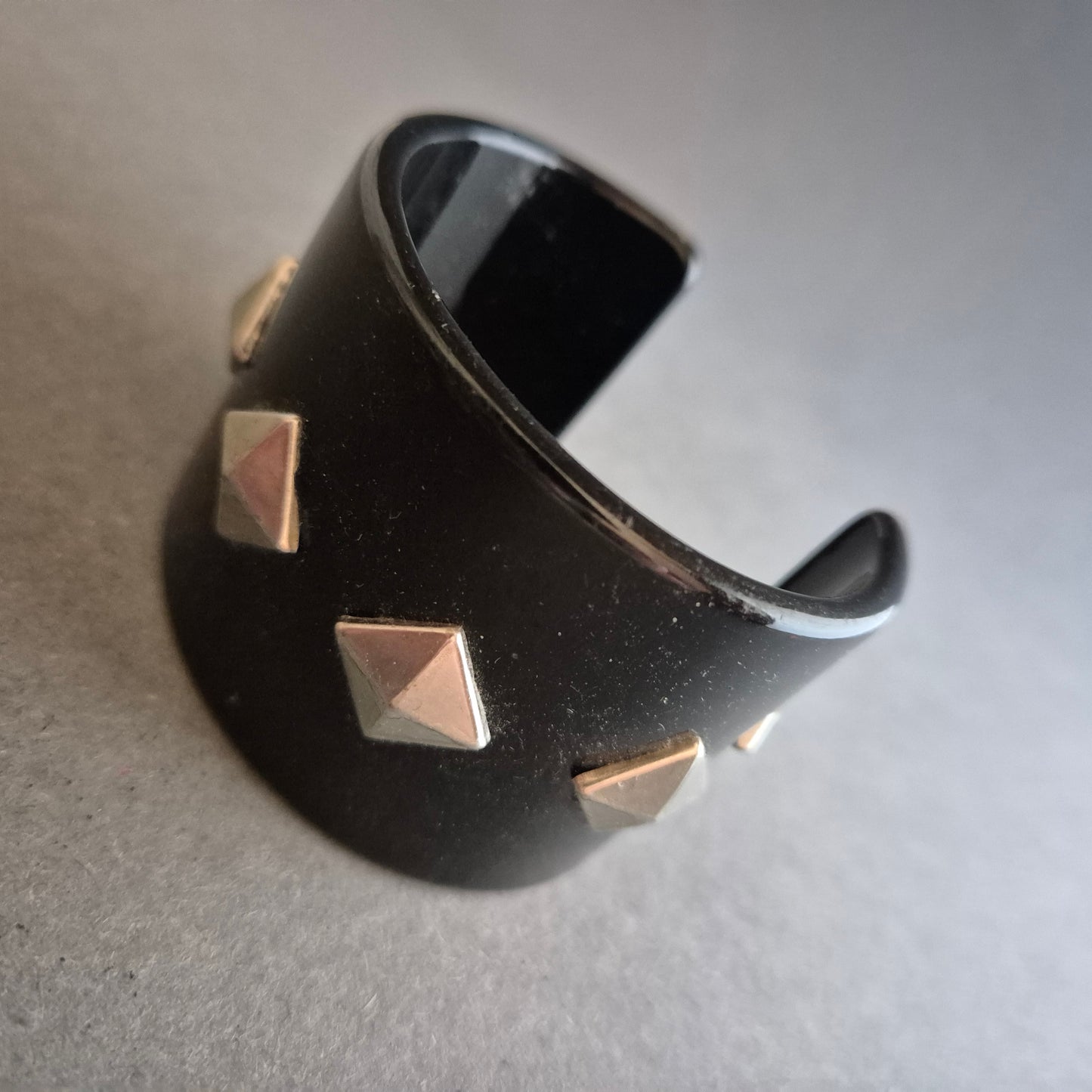 Schwarzes Statement-Armband mit Nieten – Rockiger Look in Kunststoff
