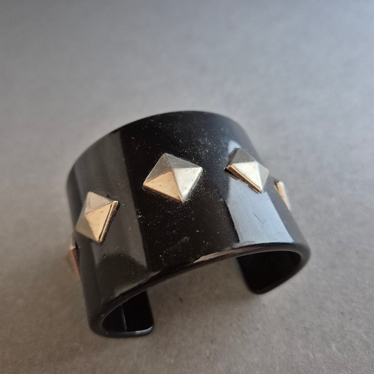 Schwarzes Statement-Armband mit Nieten – Rockiger Look in Kunststoff