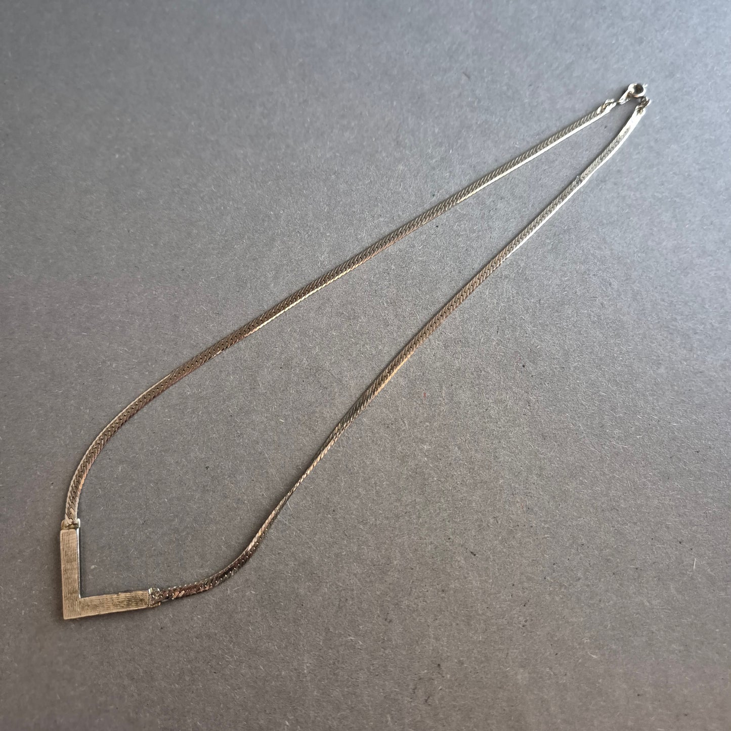 Vintage Silberkette mit V-förmigem Anhänger – Elegant und Geometrisch