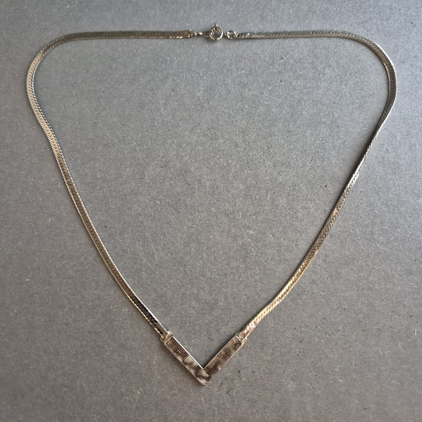 Vintage Silberkette mit V-förmigem Anhänger – Elegant und Geometrisch