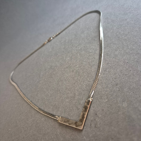 Vintage Silberkette mit V-förmigem Anhänger – Elegant und Geometrisch