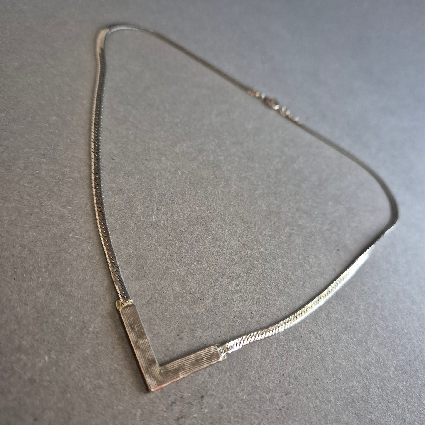 Vintage Silberkette mit V-förmigem Anhänger – Elegant und Geometrisch