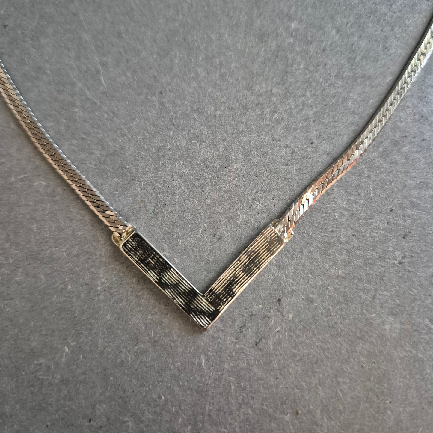 Vintage Silberkette mit V-förmigem Anhänger – Elegant und Geometrisch