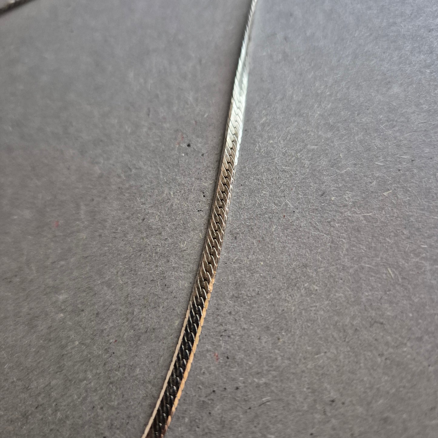 Vintage Silberkette mit V-förmigem Anhänger – Elegant und Geometrisch