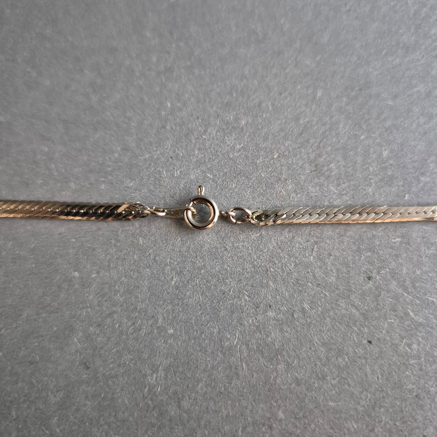 Vintage Silberkette mit V-förmigem Anhänger – Elegant und Geometrisch