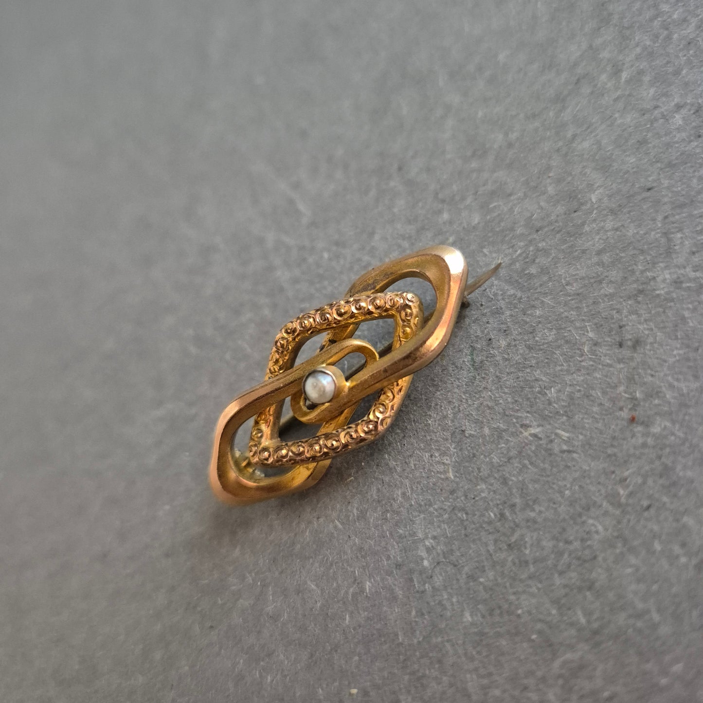 Antike Brosche in Goldoptik mit Perle – Florales Design der Jahrhundertwende