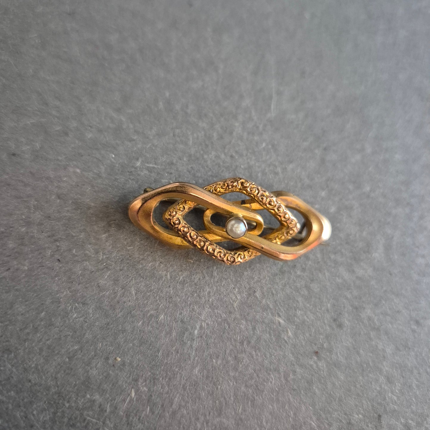 Antike Brosche in Goldoptik mit Perle – Florales Design der Jahrhundertwende