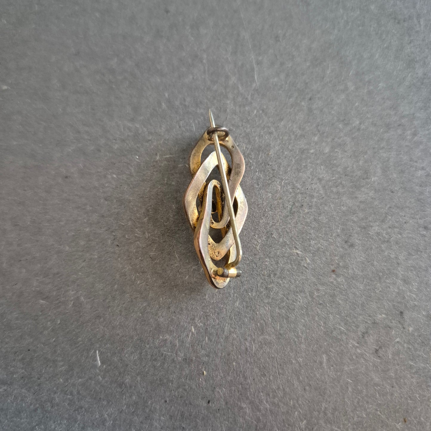 Antike Brosche in Goldoptik mit Perle – Florales Design der Jahrhundertwende