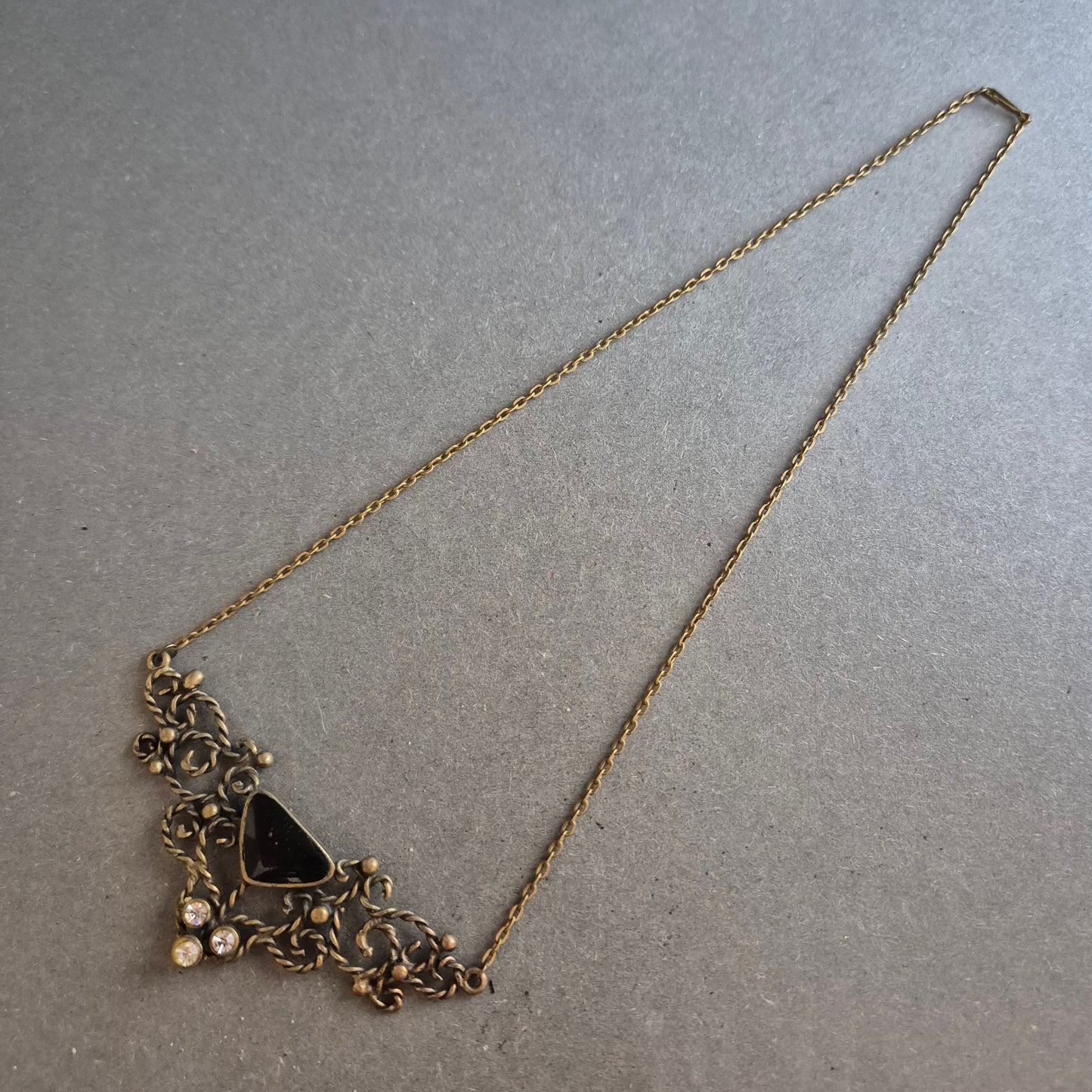 Antike Damenkette mit schwarzem Stein und floralen Ornamenten