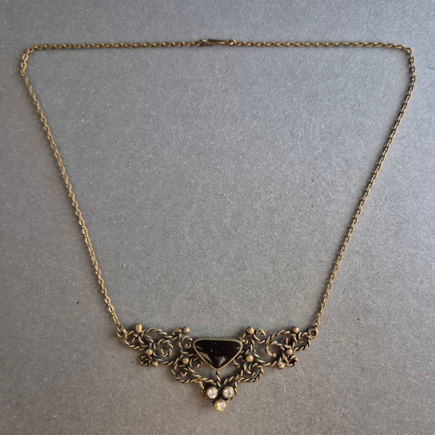 Antike Damenkette mit schwarzem Stein und floralen Ornamenten