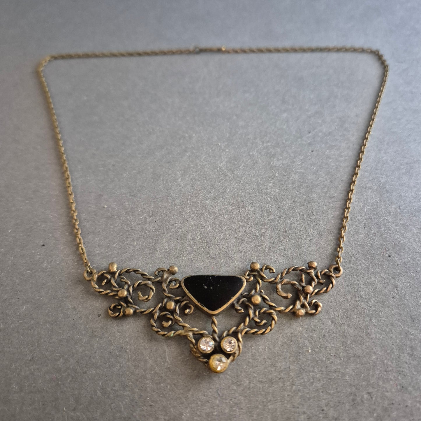 Antike Damenkette mit schwarzem Stein und floralen Ornamenten