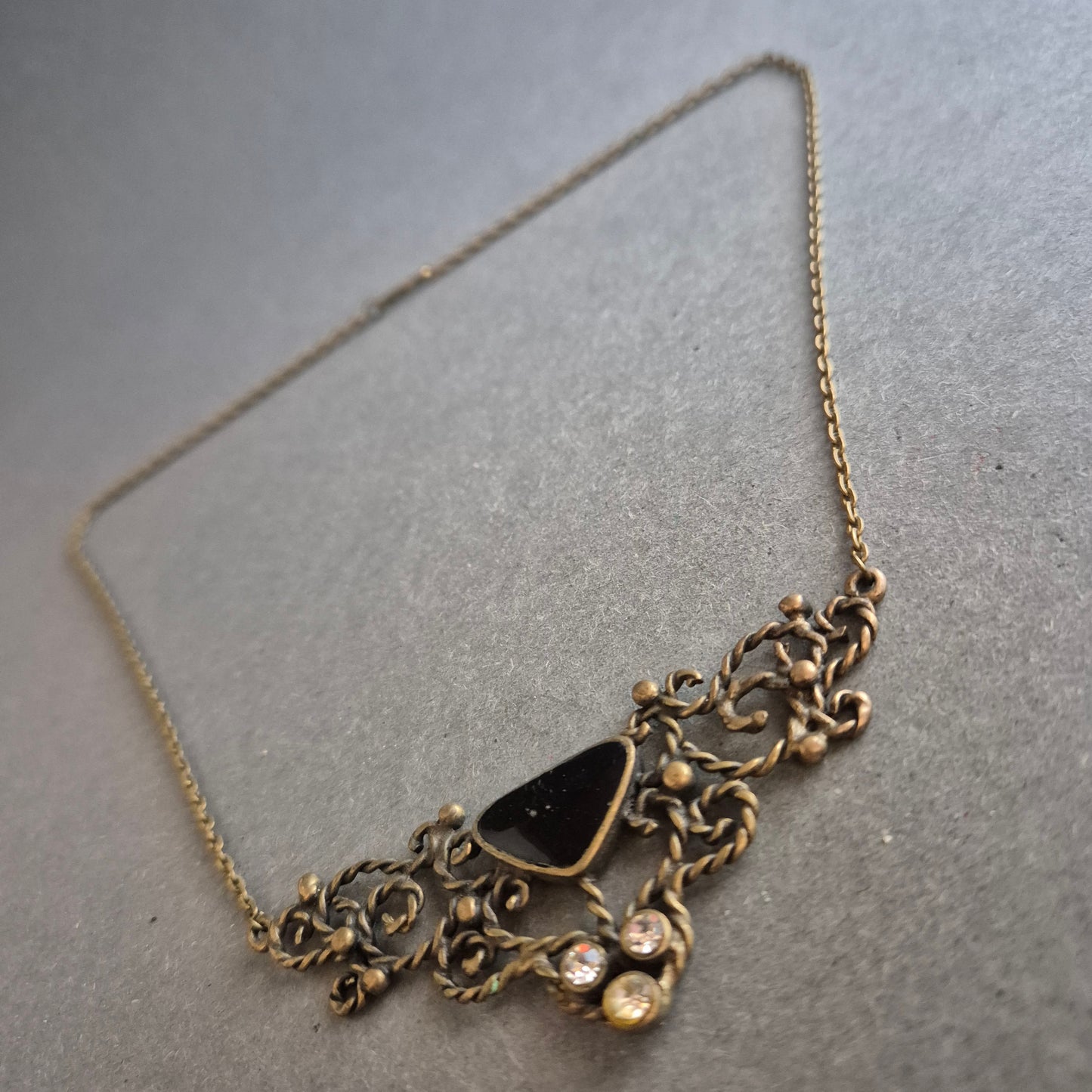 Antike Damenkette mit schwarzem Stein und floralen Ornamenten