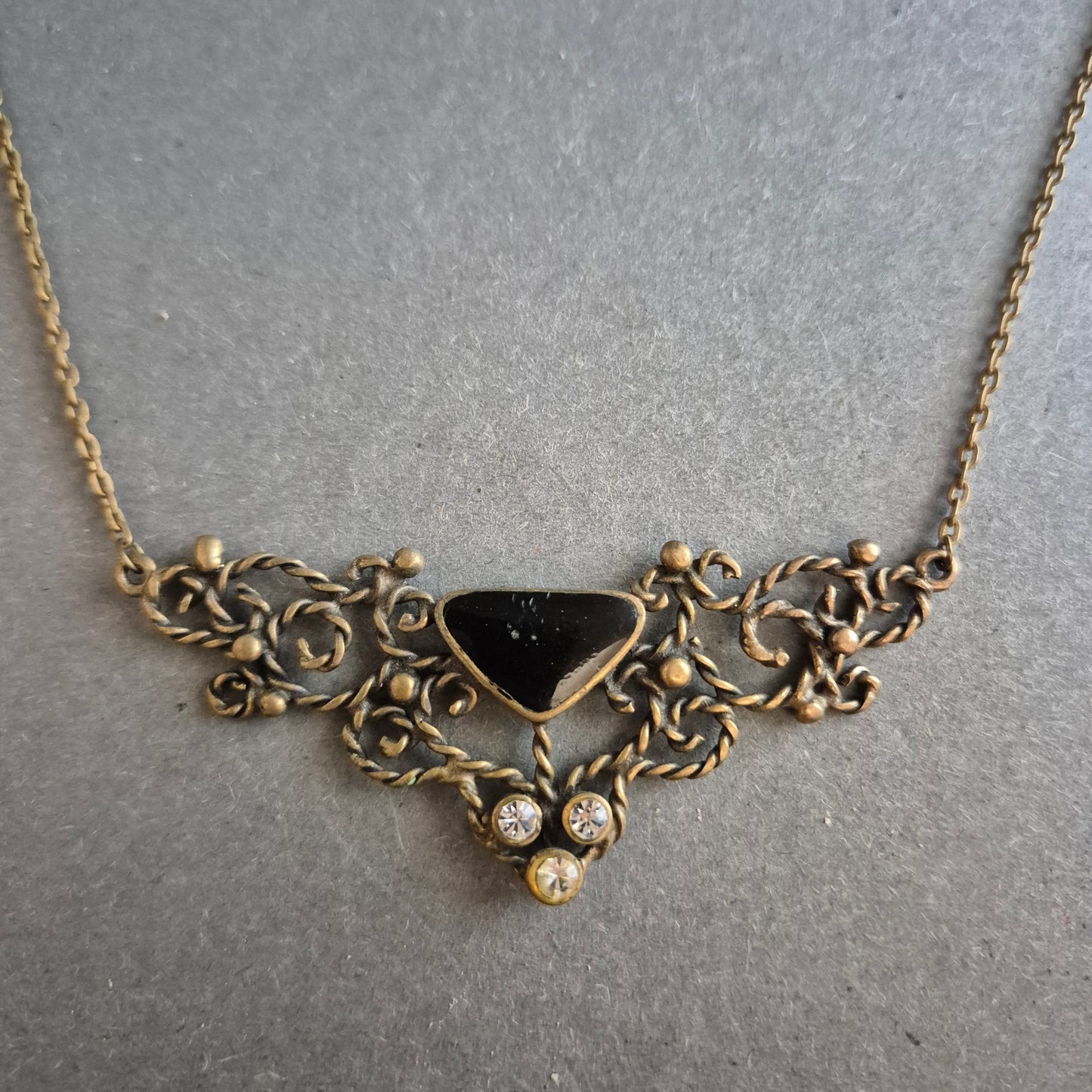 Antike Damenkette mit schwarzem Stein und floralen Ornamenten