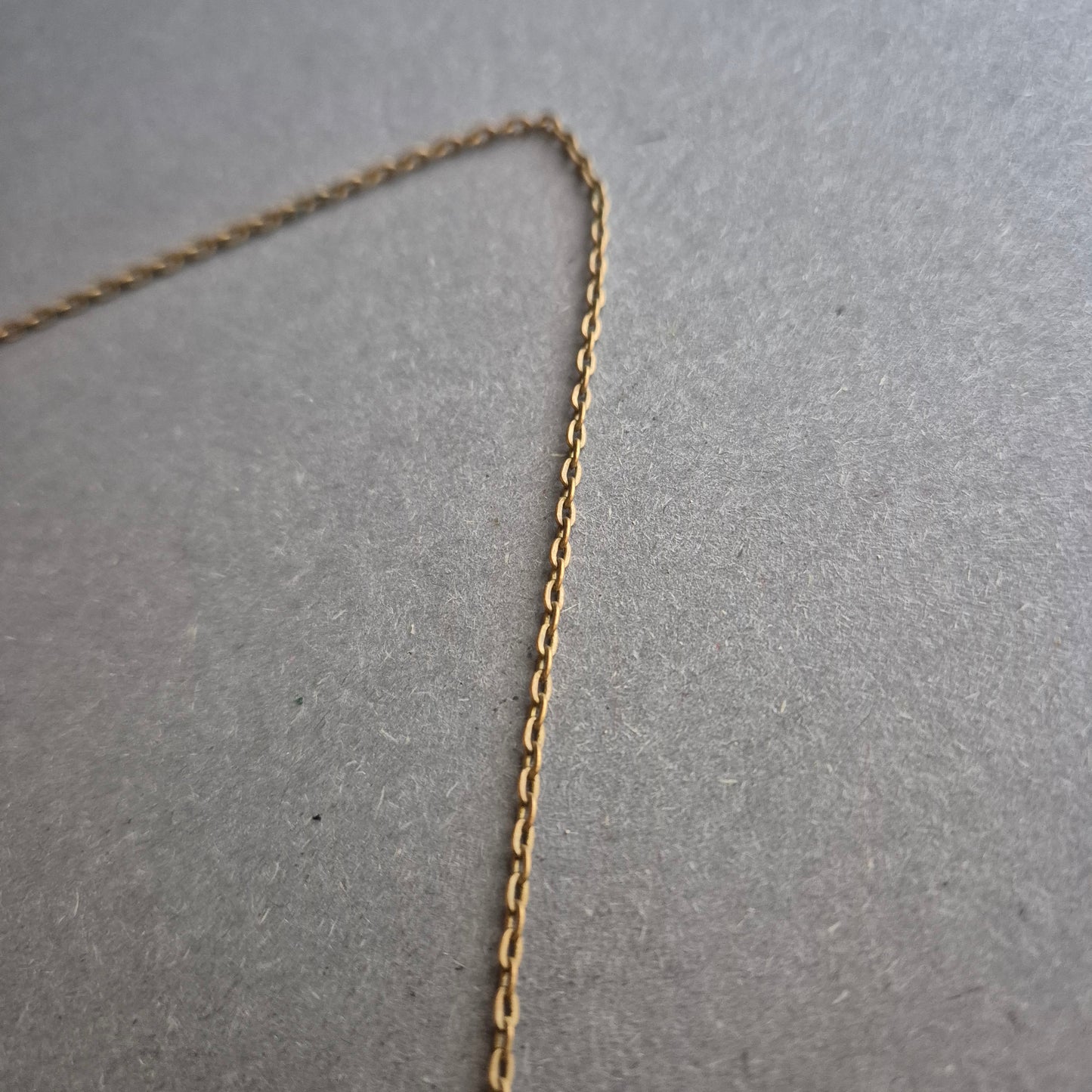 Antike Damenkette mit schwarzem Stein und floralen Ornamenten