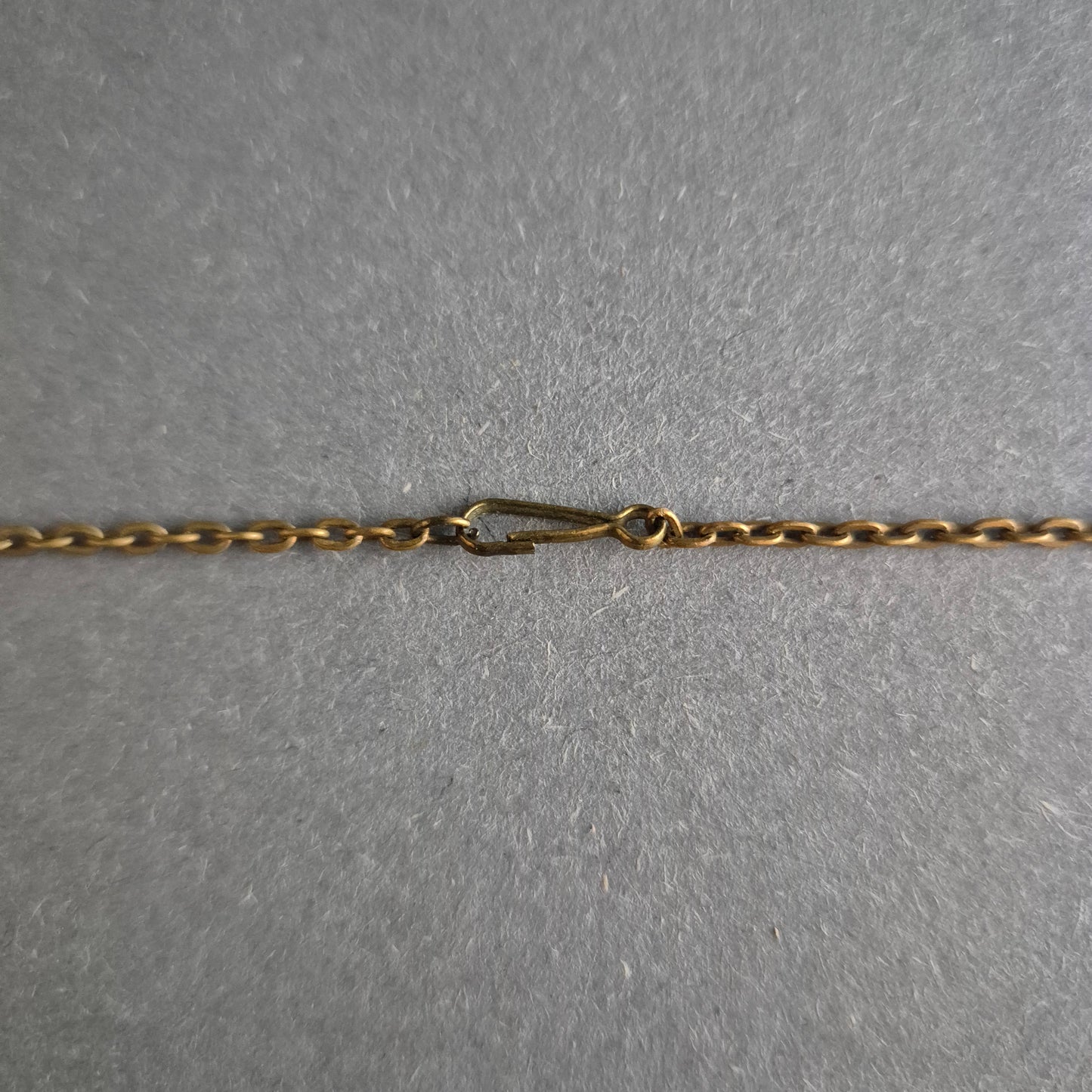 Antike Damenkette mit schwarzem Stein und floralen Ornamenten