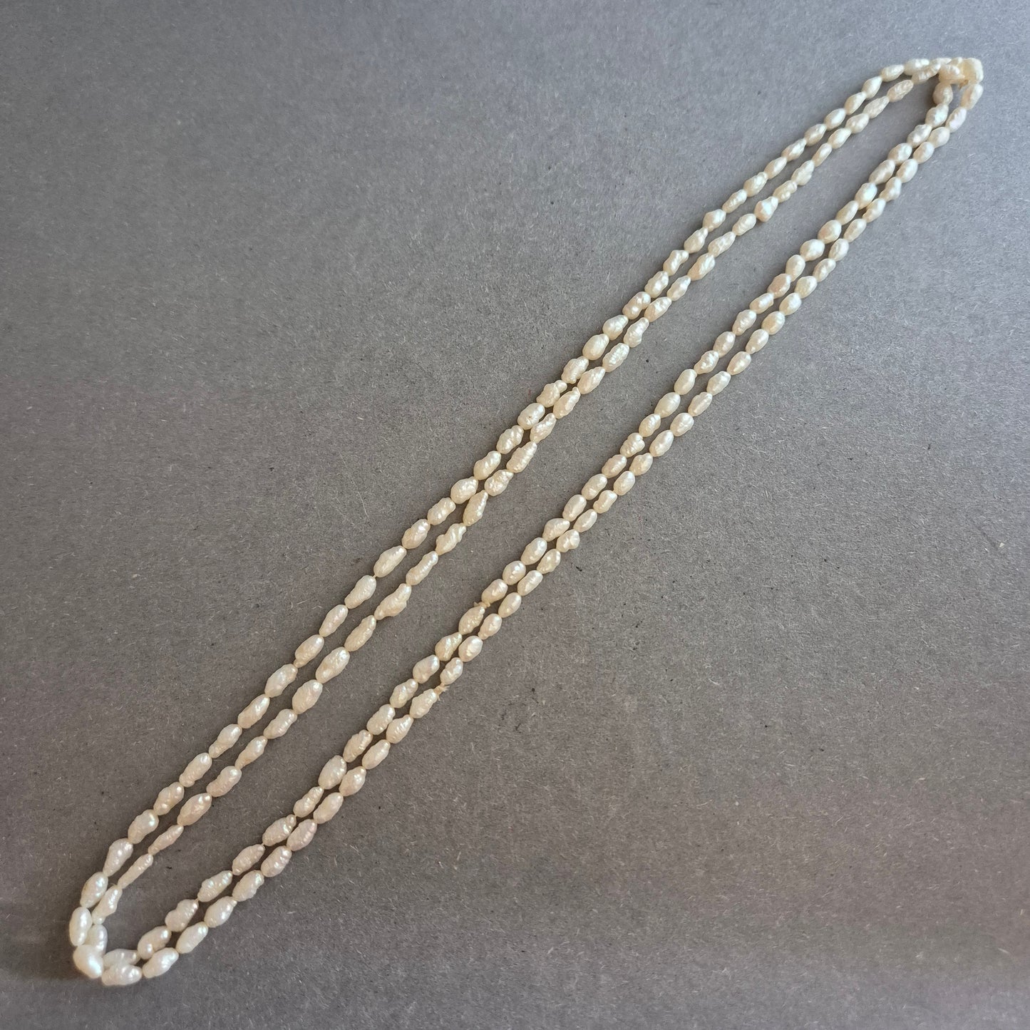 Zweireihige Süßwasserperlenkette – Natürliche Eleganz in Weiß