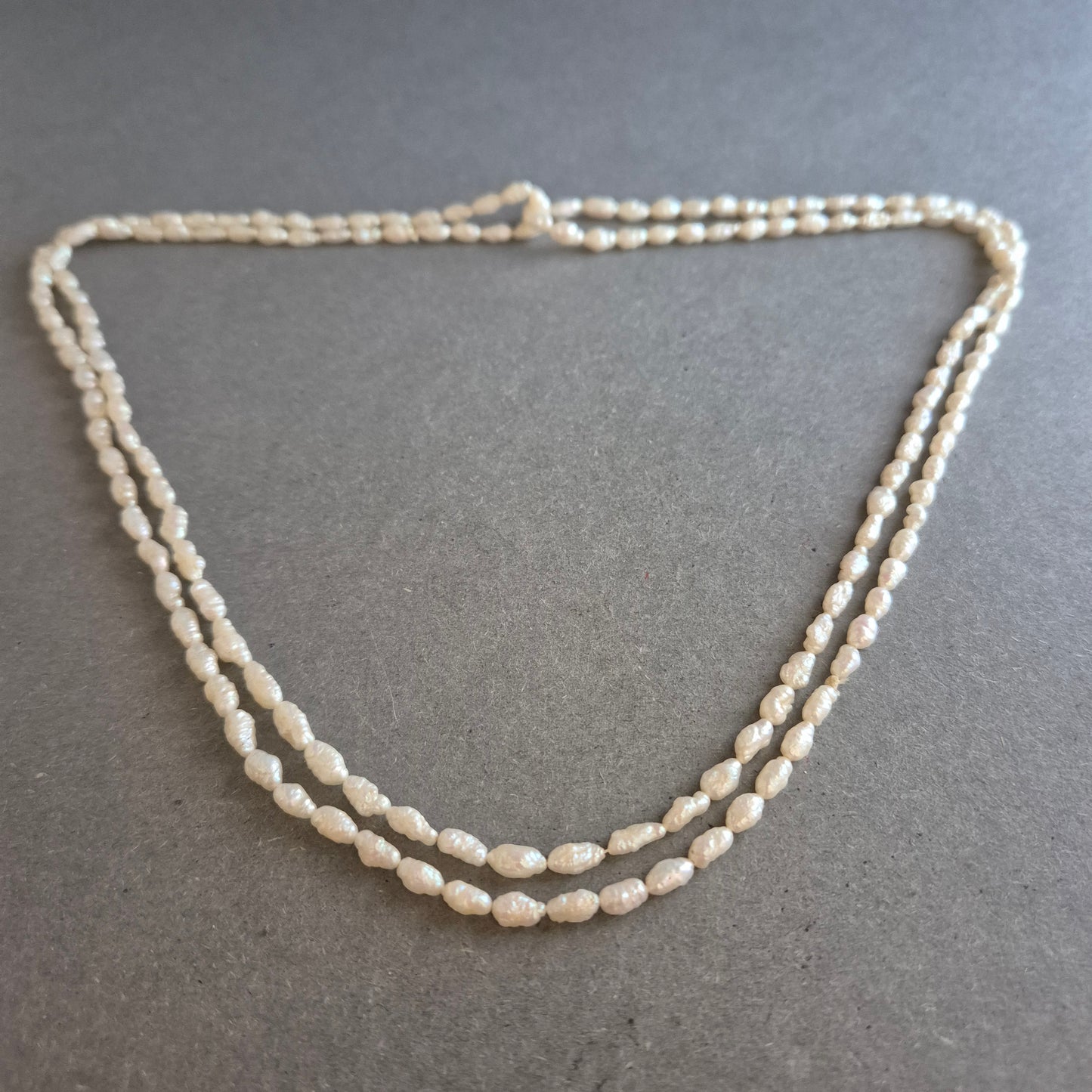 Zweireihige Süßwasserperlenkette – Natürliche Eleganz in Weiß