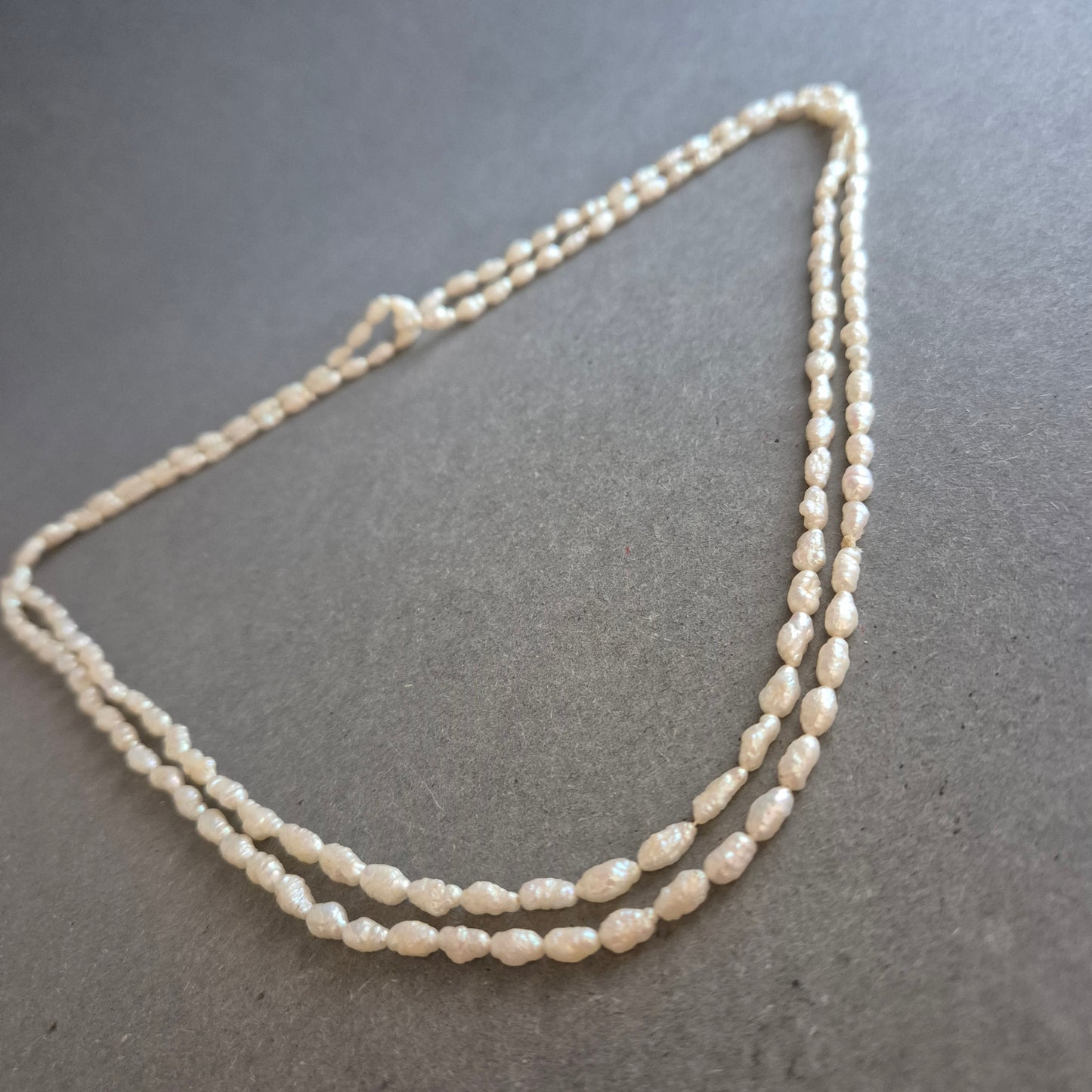 Zweireihige Süßwasserperlenkette – Natürliche Eleganz in Weiß