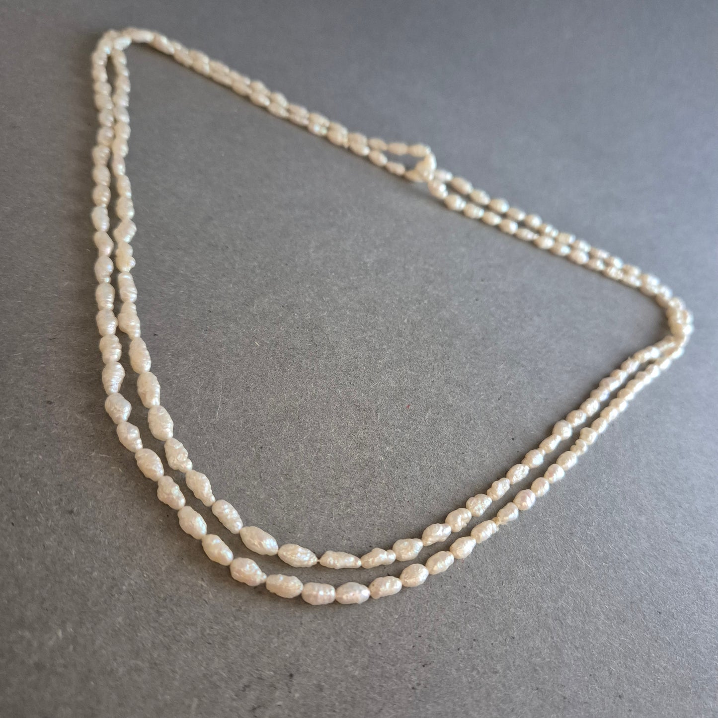 Zweireihige Süßwasserperlenkette – Natürliche Eleganz in Weiß