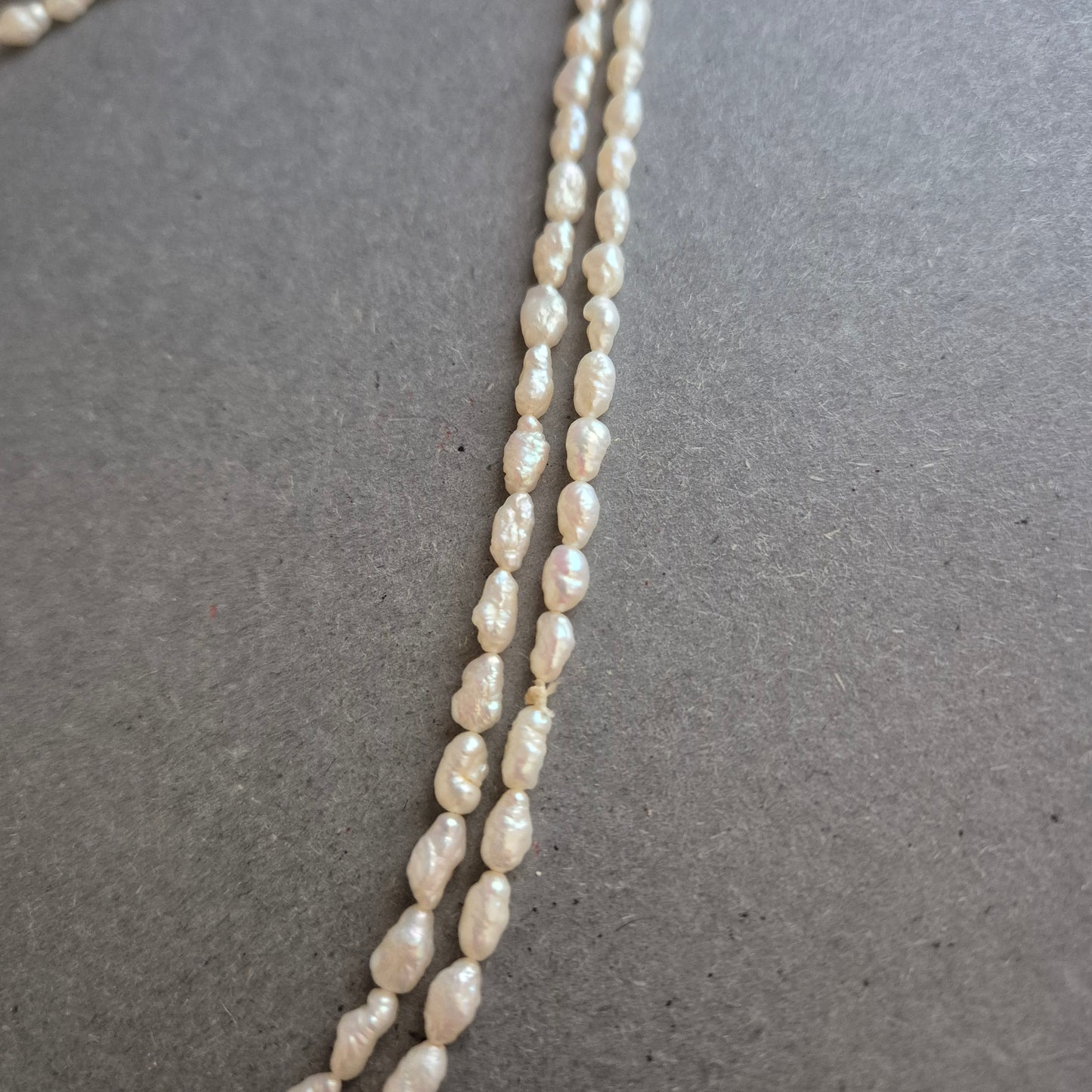 Zweireihige Süßwasserperlenkette – Natürliche Eleganz in Weiß